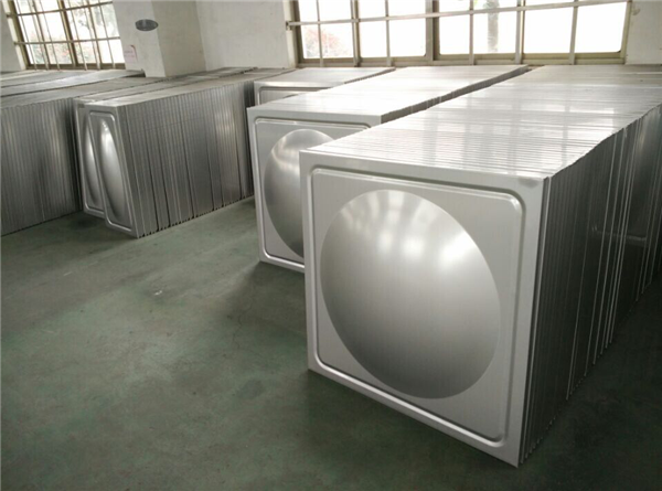 優(yōu)質(zhì)食品級不銹鋼SUS304極大延長不銹鋼水箱的使用壽命，高強度的沖壓板及箱內(nèi)分布均勻不銹鋼拉筋箱體承壓均勻合理